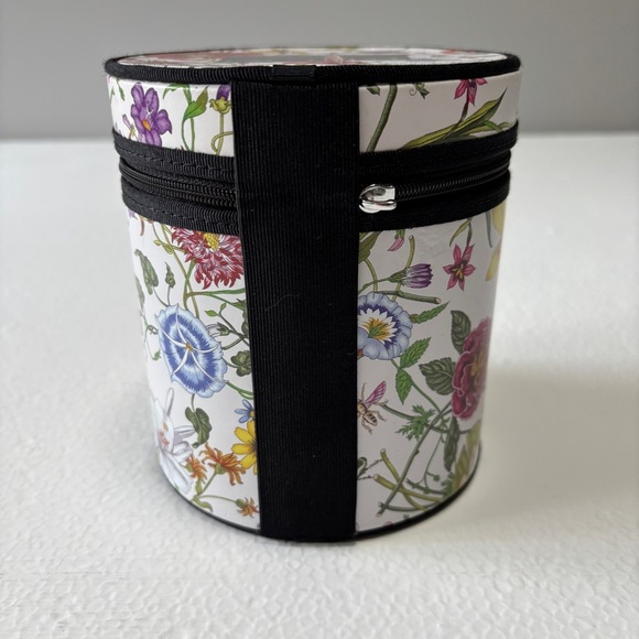 Gucci Flora Gift Makeup Round Box with Floral Design - Picture 4 of 12